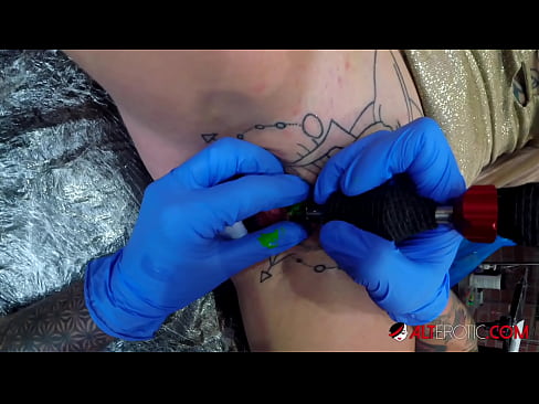 ❤️ Extremt tatuerade snyggingen Sully Savage fick en tatuering på sin klitoris Sexvideo at sv.sexindrag.ru ❌️